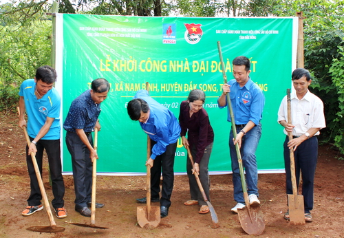 Khởi công xây dựng nhà đại đoàn kết cho gia đình bà Phạm Thị Hạc